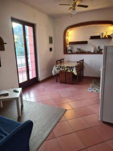 un soggiorno con tavolo e cucina di CASA OLEANDRO a Finale Ligure