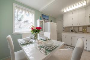 een keuken met een witte tafel met bloemen erop bij 6700 Sunset Way Unit 702 in St Pete Beach