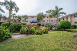 een park voor een gebouw met palmbomen bij 6700 Sunset Way Unit 702 in St Pete Beach
