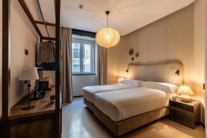 リスボンにあるCasa Teva Lisboa Boutique Hotel by chic&basicのベッドルーム(大型ベッド1台、ランプ付)