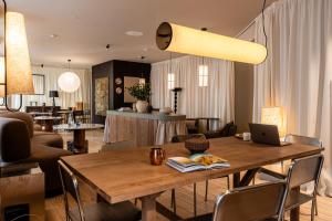 リスボンにあるCasa Teva Lisboa Boutique Hotel by chic&basicのノートパソコンが置かれたテーブルのあるリビングルーム