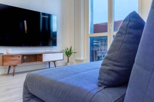 A television and/or entertainment centre at AKURA apartment, con aire acondicionado