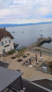 una vista de un gran cuerpo de agua con muelle en Bellerive, pieds dans l'eau lac & montagnes, en Publier