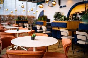 Ein Sitzbereich in der Unterkunft YOTEL Amsterdam