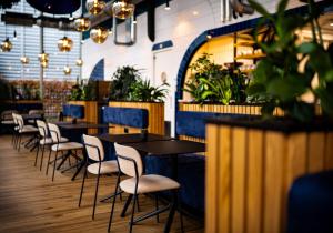 Ein Restaurant oder anderes Speiselokal in der Unterkunft YOTEL Amsterdam 