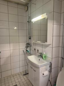 Koupelna v ubytování Kauniit yksiöt, 600m keskustaan, free park + 35 fotografií