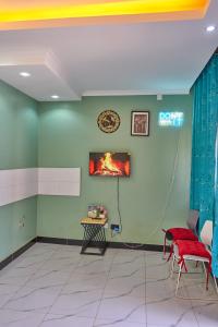 TV a/nebo společenská místnost v ubytování Freetown Resort-Gulu