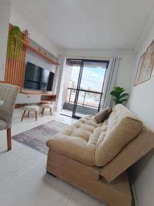 a living room with a couch and a television at Lindo Apartamento em Intermares - 03 quartos, todos com ar-condicionado in Cabedelo