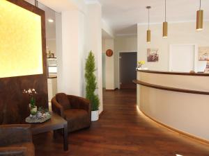 
a living room filled with furniture and a wooden floor at Altstadthotel Goldene Kugel in Waren
