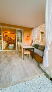 un salon avec une table et un canapé dans l'établissement Cap Esterel/Cœur Village/RDJ, à Saint-Raphaël