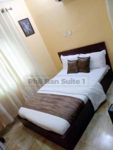 Rúm í herbergi á Ban Guest House
