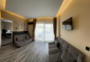 Una sala de estar con un sofá y una ventana grande. en Vois Kemer Hotel & SPA, en Kemer