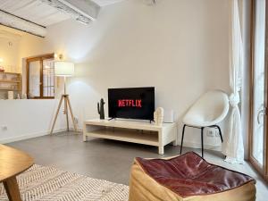 A television and/or entertainment centre at Chic et Cosy, Hyper centre