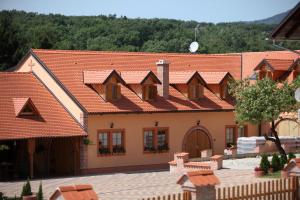 a very nice looking building with lots of windows at B&B Kolarić in Jastrebarsko