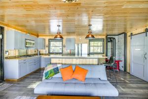 Η κουζίνα ή μικρή κουζίνα στο Lakefront Cabin on Lake Vermilion Dock, Boat Lift +21 φωτογραφίες