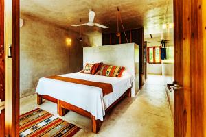 En eller flere senger på et rom på Hotel Poc Na Tulum