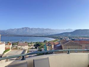 einen Balkon mit Blick auf einen Wasserkörper in der Unterkunft Bel appartement vue mer-montagne in Calvi