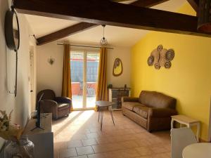 a living room with a couch and a table at La Casa Bella in Gignac-la-Nerthe