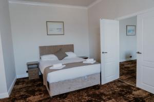 The Prince of Wales Hotel Berkeley, A38 M5客房内的一张或多张床位