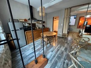 Una habitación con una mesa y sillas y una cocina. en Mise en Seine, en Vernon