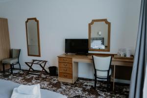 The Prince of Wales Hotel Berkeley, A38 M5的电视和/或娱乐中心