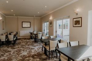 The Prince of Wales Hotel Berkeley, A38 M5餐厅或其他用餐的地方
