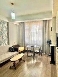 Μια τηλεόραση ή/και κέντρο ψυχαγωγίας στο Cozy apartment in Didi Dighomi