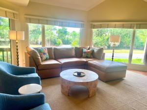 Posezení v ubytování Three Bedroom By Beach and Club Free Amenity Card 1827