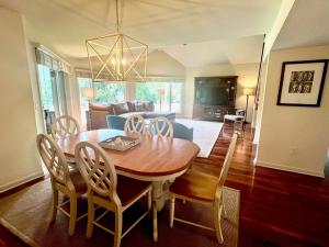 Posezení v ubytování Three Bedroom By Beach and Club Free Amenity Card 1827