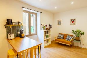 Kuchyň nebo kuchyňský kout v ubytování Lavande Appartement lumineux rénové