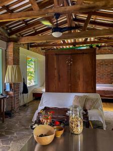 Una habitación con una cama y una mesa con comida encima. en Finca Santa Lucía - Comasagua - Surf City Highlands, en Comasagua