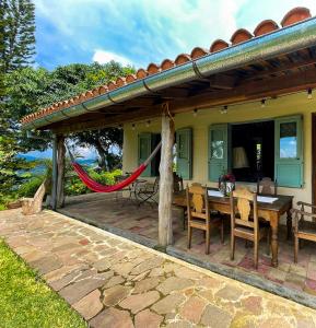 un patio con una mesa y una hamaca en Finca Santa Lucía - Comasagua - Surf City Highlands, en Comasagua