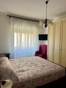 Lady's home في لا سبيتسيا: غرفة نوم بسرير كبير ونافذة +5 صور