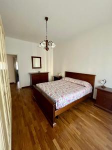 Lady's home في لا سبيتسيا: غرفة نوم بسرير وأرضيات خشبية