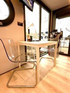 Alghero Houseboat Seabreeze 2的电视和/或娱乐中心