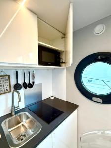 Alghero Houseboat Seabreeze 2的厨房或小厨房
