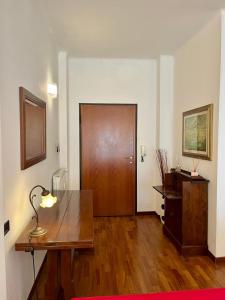 Lady's home في لا سبيتسيا: غرفة بطاولة خشبية وباب خشبي