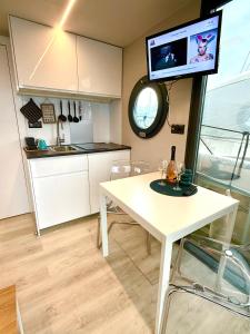 Alghero Houseboat Seabreeze 2的厨房或小厨房