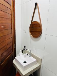 un bagno con un lavandino bianco e uno specchio di Casa São Miguel dos Milagres a São Miguel dos Milagres