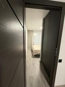 Habitación con una puerta que conduce a un dormitorio en MB Livinga apartamentai Gedimino g, en Mažeikiai 5 fotos más