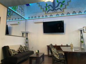 un soggiorno con divano e TV a schermo piatto di CÚPULAS BLUE prívate residence club a Cozumel