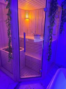 Φωτογραφία από το άλμπουμ του Loveroom de luxe avec jacuzzi sauna vapeur écran 300 cm στη Μετς