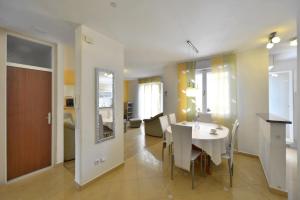Kuchyňa alebo kuchynka v ubytovaní Cozy beach apartment Split