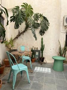 タリファにあるCharming Studio with Private Patio in Old Townのパティオ(テーブル、椅子、植物付)