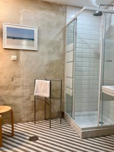 タリファにあるCharming Studio with Private Patio in Old Townのシャワーと洗面台付きのバスルーム
