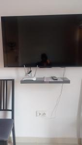 Telewizja i/lub zestaw kina domowego w obiekcie Apartamento Mercedes Céntrico Playa