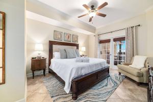 een slaapkamer met een bed en een plafondventilator bij The Oasis at Orange Beach 1813 (formerly known as Phoenix West II) in Romar Beach