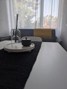 una camera da letto con un letto e un tavolo con una candela di Dani's Lakeside Apartment in Euroresidence a Garda