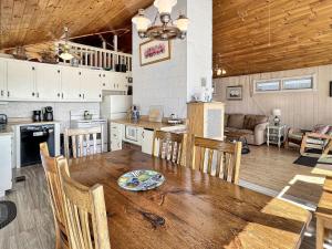 Η κουζίνα ή μικρή κουζίνα στο Twin Sails Cozy Atlantic Ave Retreat in Wells