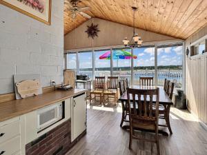 Η κουζίνα ή μικρή κουζίνα στο Twin Sails Cozy Atlantic Ave Retreat in Wells